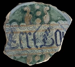 Fragment polychrome majolica dish, painted with Gothic capitals Honor God, plate crockery holder soil find ceramic earthenware