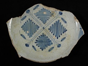 S, Fragment majolica dish, blue on white, highly simplified four-leaved motif, signed, plate crockery holder soil find ceramic