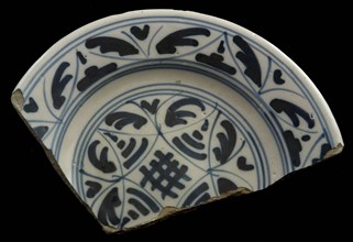Fragment faience plate, blue on white, brushstroke decor, reverse side arches decor, dish plate crockery holder earth discovery