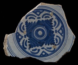 Fragment majolica dish, blue on white, four-sided ground surface with brushstroke motif, dish plate crockery holder earth