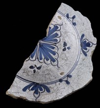 Fragment majolica dish, blue on white, four-leaved motif in the mirror, plate crockery holder soil find ceramics pottery glaze