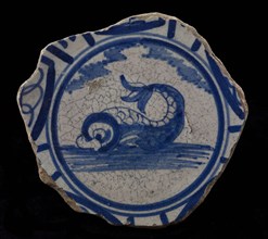 Fragment majolica dish, blue on white, decor with large fish, rim in Wanli style, dish plate crockery holder soil find ceramic