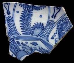 Fragment faience dish, blue on white, Chinese decor with Chinese border, dish plate crockery holder earth discovery ceramic