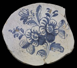 Fragment majolica dish, blue on white, decor with two flowers, dish plate crockery holder earth discovery ceramics earthenware