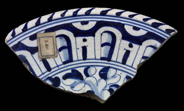 Fragment majolica dish, blue on white, -foglie leaf motifs, nissenrand, dish plate crockery holder earth discovery ceramics