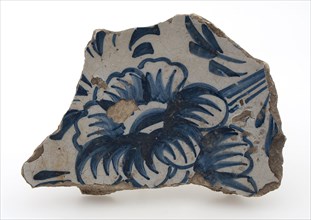 Fragment majolica dish, blue on white, -foglie decor with large flowers, plate crockery holder soil find ceramic earthenware