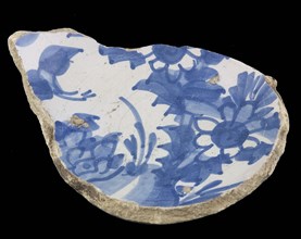 Fragment majolica dish, blue on white, flowers in vase?, dish plate crockery holder earth discovery ceramics earthenware glaze