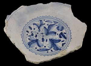 Fragment majolica scale, blue on white, -foglie leaf motifs in the mirror, dish plate crockery holder earth discovery ceramics