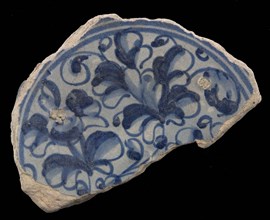 Fragment majolica dish, blue on white, -foglie leaf motifs, dish plate tableware holder earth discovery ceramics pottery glaze