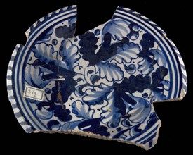 Majolica dish, blue on white, -foglie leaf motifs, cable border, plate crockery holder earth discovery ceramics earthenware