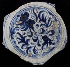 Fragment majolica dish, blue on white, -foglie leaf motifs, dish plate crockery holder earth discovery ceramics earthenware