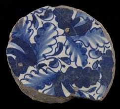 Fragment majolica dish, blue on white, -foglie leaf motifs, dish plate tableware holder earth discovery ceramics earthenware
