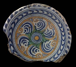 Majolica dish, polychrome, revolving decor with six flared feathers, cable edge, plate crockery holder soil find ceramic