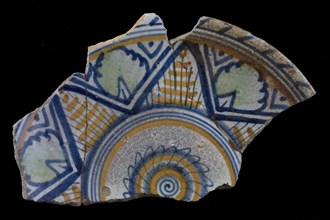 Fragment majolica dish, orange, green and blue on white, star-shaped decor, with between the leaf motifs, rosette in the middle