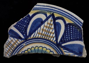 Fragment majolica dish, yellow, orange, green and blue on white, star-shaped decor, with leaf motifs in between, rosette in the