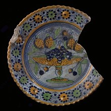 Majolica dish with polka dot, polychrome decor, fruit bowl, dish plate tableware holder soil find ceramic earthenware glaze tin