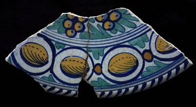 Edge fragment majolica dish, polychrome, grapes, egg edge with cable edge, plate crockery holder soil find ceramic earthenware