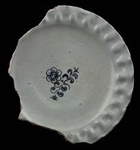 Plate, blue on white (light gray), pinched edge, small flower figure in the middle, plate crockery holder soil find ceramic