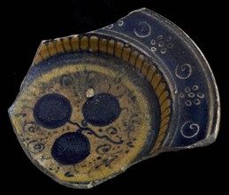 Fragment majolica salt scale, yellow and blue on white, motif with three circles and volutes, sgraffito border, salt bowl salt