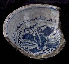 Fragment bowl, blue on white, Chinese decor surrounded by serrated edge, bowl crockery holder soil find ceramic pottery glaze