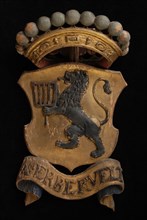 Carved wooden crowned coat of arms including the name Am. Erbervelt, coat of arms informative form carvings sculpture sculpture