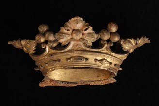 Carved wooden gilded crown, broken off from coat of arms, fragment woodcarving sculpture footage wood gold, heraldry regent