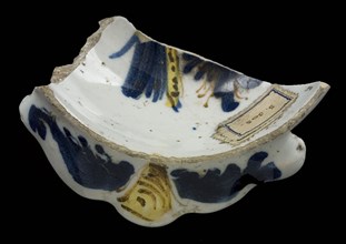 Fragment faience dish with edited ear and polychrome representation, papkom bowl crockery holder earth discovery ceramics