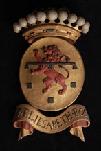Carved wooden crowned coat of arms including the name J. Eliesabeth Bos, coat of arms information form carvings sculpture