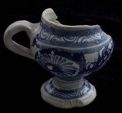 Fragment mustard pot on foot with one ear, blue on white, on the belly chinese daisies, mustard pot pot crockery holder earth