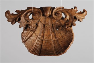 Wooden carved ornament, consisting of shell motif and two curling leaves, ornament wood carving sculpture footage wood