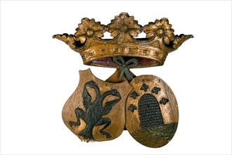 Wooden carved facade decoration, with alliance arms of Barendregt and Zoeteman, together under crown, ornament coat of arms