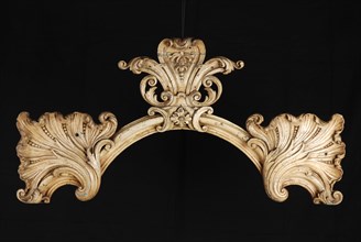 Carved wooden arched profile with three palmetal ornaments, ornament wood carving sculpture visual material wood paint