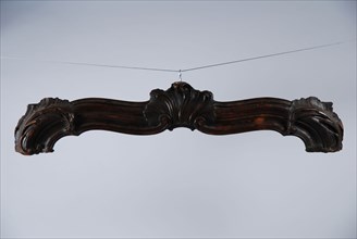 Bow-shaped profiled ornament, furniture crown, With carved leaf motifs in the middle and at the ends, ornament wood carving