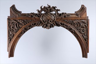 Bow-shaped profiled ornament with frame, in the leaf and flower motifs, ornament wood carving sculpture footage wood