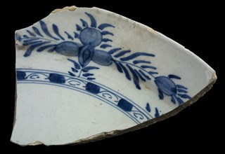 Fragment faience plate, blue on white, Chinese leaf motifs as border decoration, plate dish crockery holder earth discovery