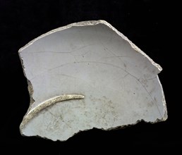 Fragment majolica dish, white glaze, baked edge on top, baking fault, plate dish crockery holder earth discovery ceramics