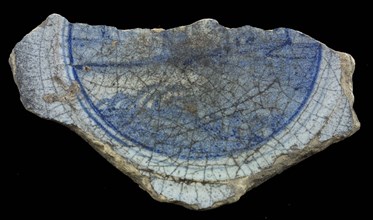 Fragment faience dish, blue on white, decoration in concentric circles, plate dish tableware holder earth discovery ceramics