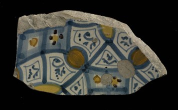 Fragment majolica plate, polychrome moresken motif, on reverse purple rings, plate dishware holder soil find ceramics pottery
