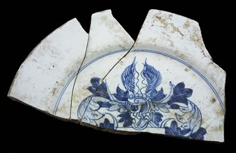 Fragments of faience plate, blue on white, coat of arms, plate dish crockery holder earth discovery ceramics pottery glaze tin