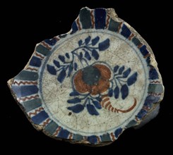 Fragment faience bowl, polychrome, Chinese flower motif, around it outward-facing stripes, plate dish crockery holder soil find