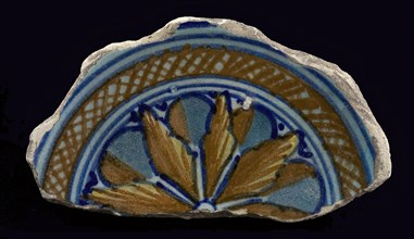 Fragment majolica plate, polychrome flower figure in the mirror, plate dish crockery holder soil find ceramics pottery glaze