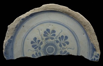 Fragment faience plate, blue on white, stylized floral pattern on mirror, plate dish crockery holder soil find ceramic