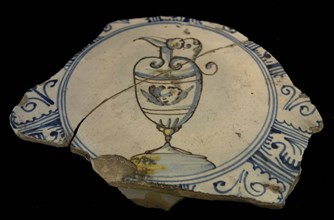 Fragment faience pleated dish, polychrome vase in mirror, cassetterand in blue, folding dish plate crockery holder soil find
