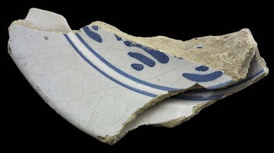 Fragment of two stuck faience signs, blue on white, brushstroke motifs, plate crockery holder earth discovery ceramic