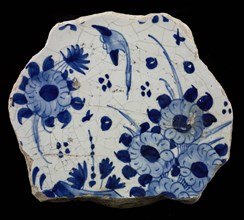 Fragment majolica dish, blue on white, flowers in Chinese style, dish crockery holder earth discovery ceramics pottery glaze