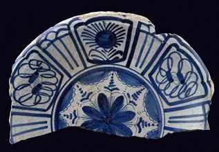 Half majolica dish, blue on white, stylized flower on mirror, rim in Wanli style, dish crockery holder earth discovery ceramics