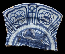 Fragment majolica dish, purple, blue on white, border in Wanli style, dish crockery holder soil find ceramic earthenware glaze