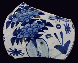 Fragment majolica dish, blue on white, Chinese decor with flower vase, dish tableware holder soil find ceramics pottery glaze