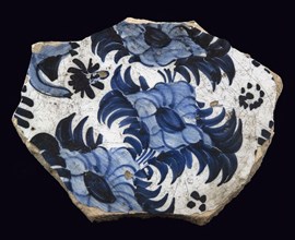 Fragment majolica dish, blue on white, Chinese decor with flowers, dish crockery holder soil find ceramics pottery glaze