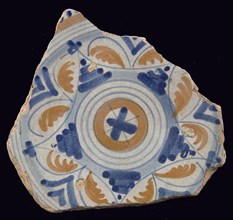 Fragment majolica dish, orange and blue on white, polychrome star-shaped decor, dish crockery holder soil find ceramics pottery